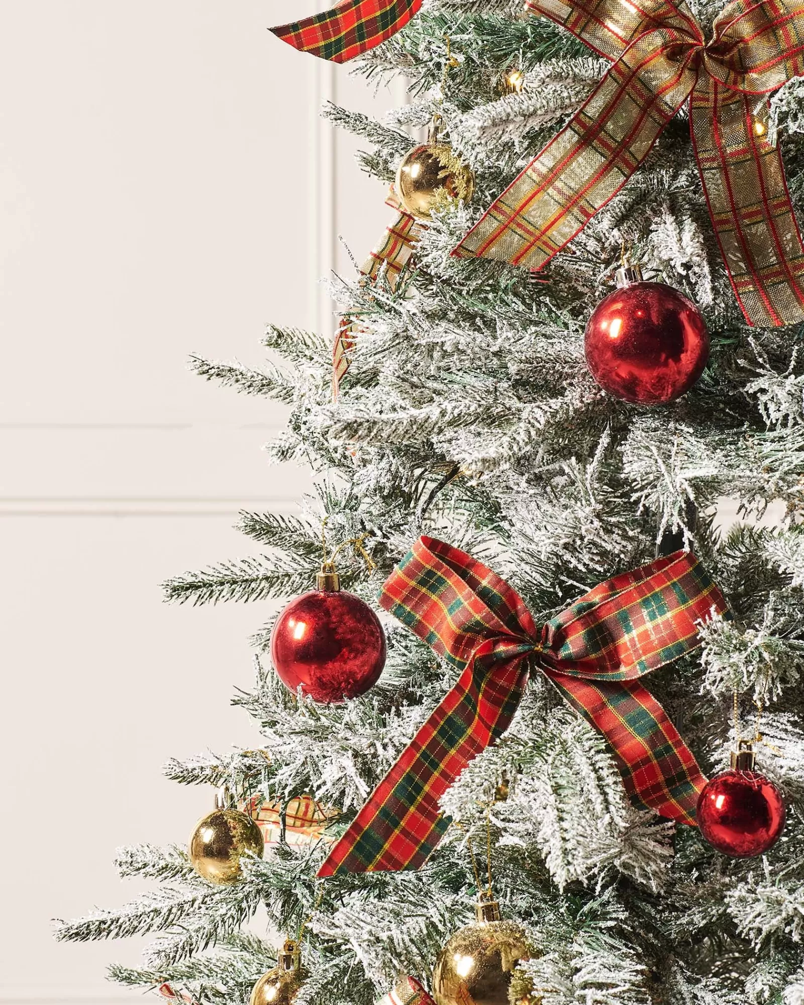WeRChristmas Budget Christmas Trees | Snow Flocked Christmas Trees^Pre-Lit Pop-Up Decorated Christmas Tree, Red/Gold, 6 Ft