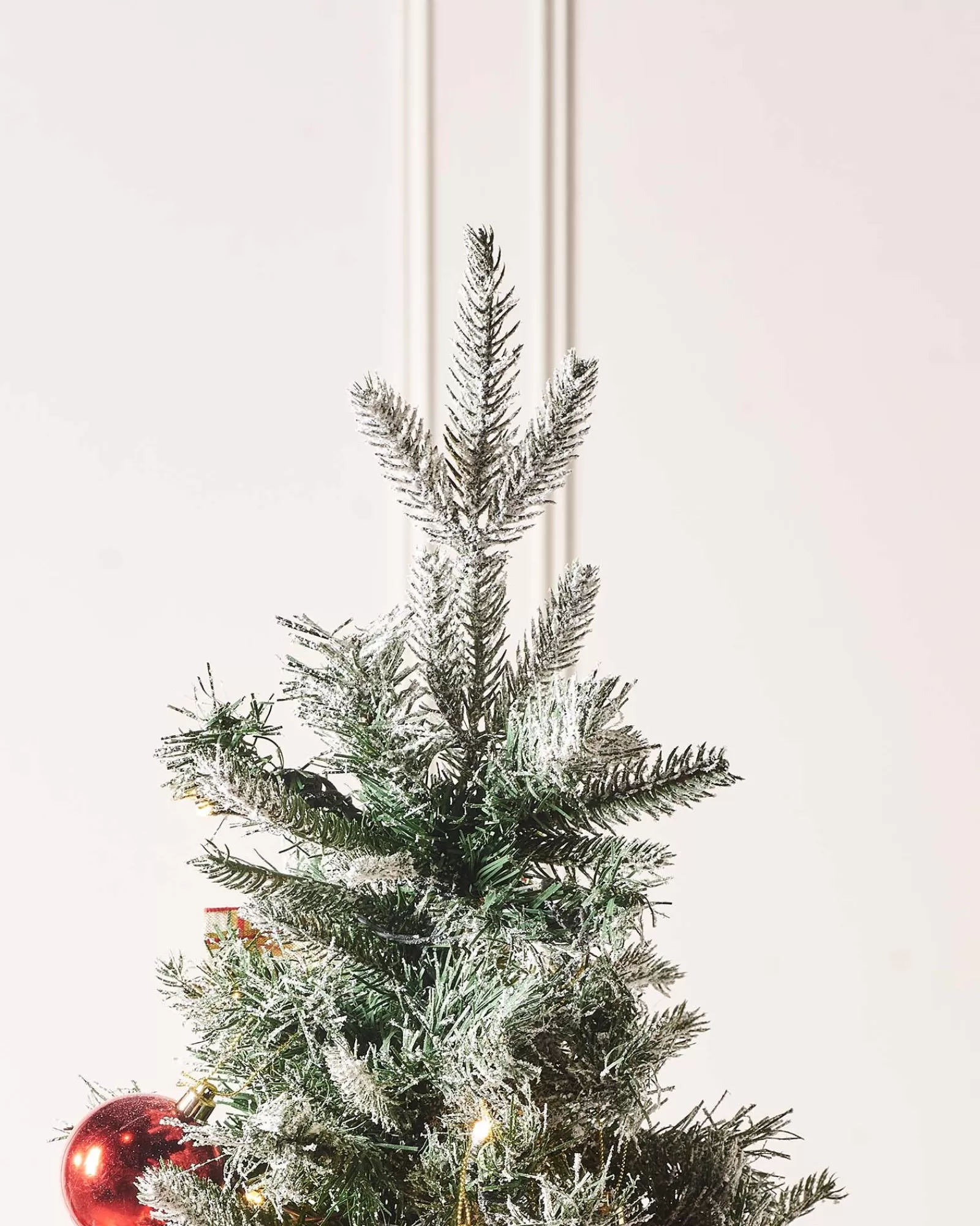WeRChristmas Budget Christmas Trees | Snow Flocked Christmas Trees^Pre-Lit Pop-Up Decorated Christmas Tree, Red/Gold, 6 Ft