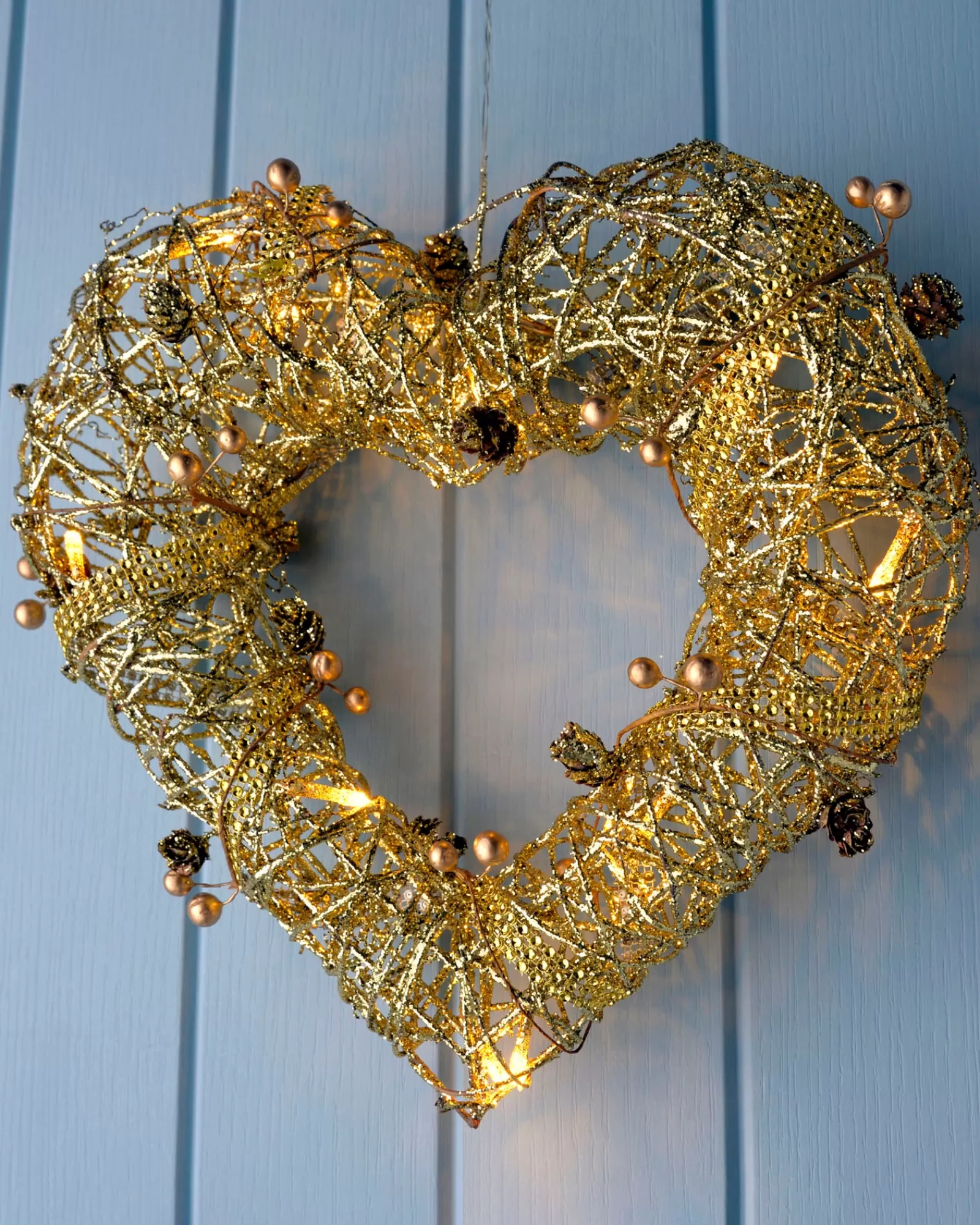 WeRChristmas Novelty | Pre Lit Wreaths^Pre-Lit Rattan Heart Wreath, 33 Cm