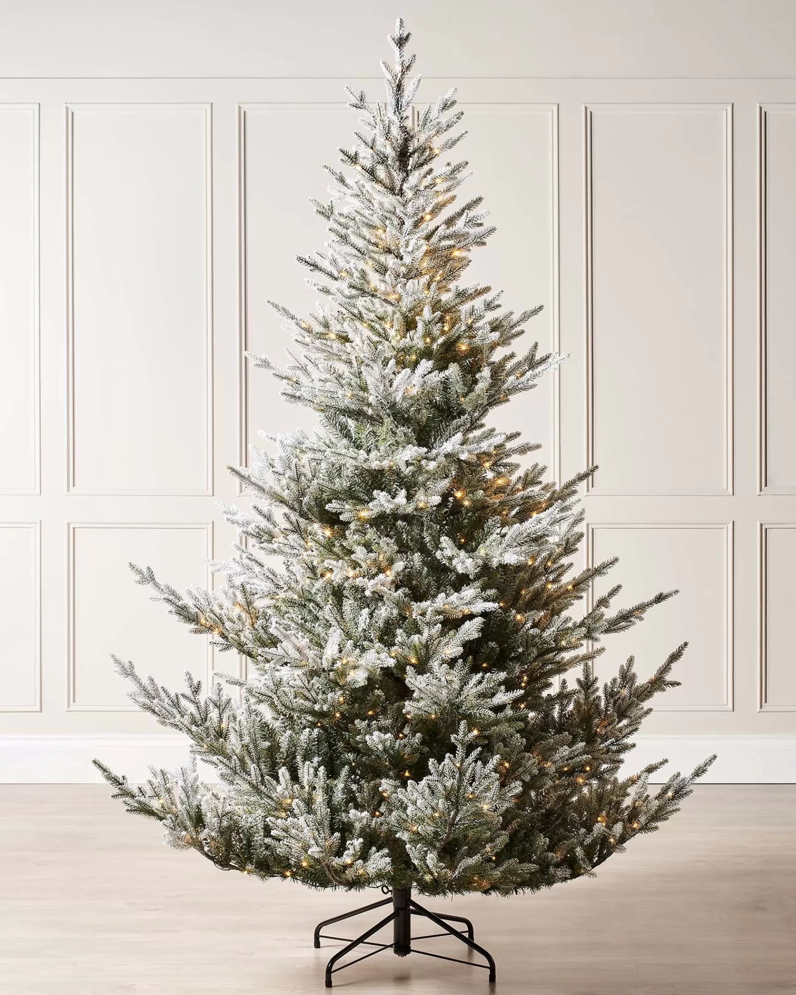 WeRChristmas Premium Christmas Trees | Snow Flocked Christmas Trees^Pre-Lit Snow Flocked Douglas Fir Christmas Tree, 6 Ft