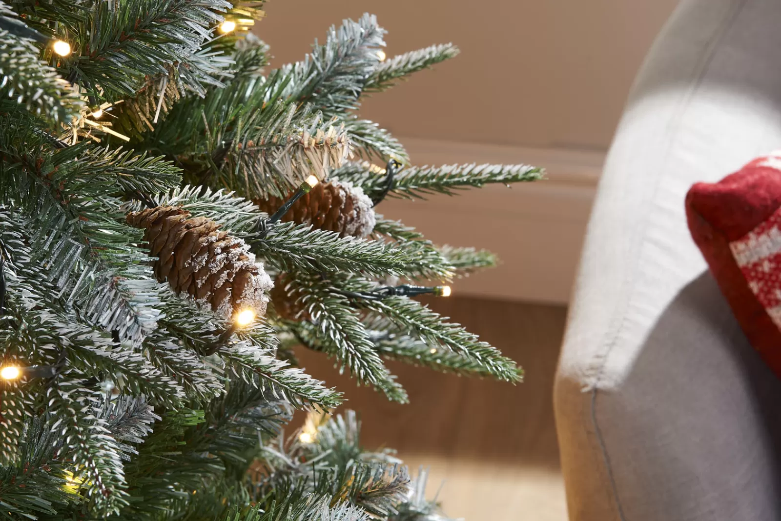 WeRChristmas Snow Flocked Christmas Trees | Pre Lit Christmas Trees^Pre-Lit Snow Flocked Norwegian Spruce Christmas Tree, 6 Ft
