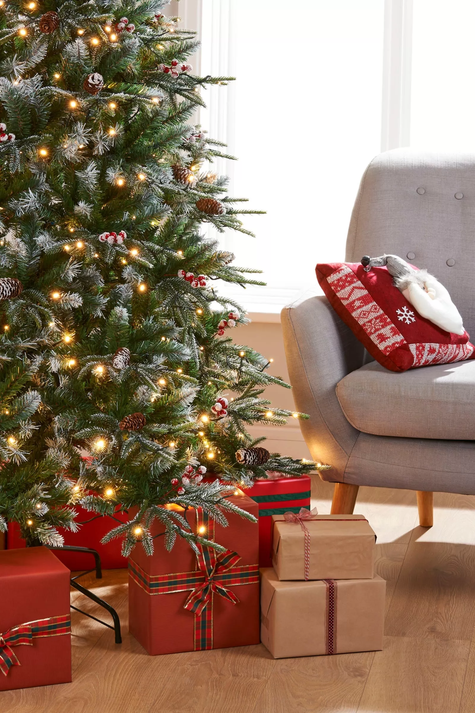 WeRChristmas Snow Flocked Christmas Trees | Pre Lit Christmas Trees^Pre-Lit Snow Flocked Norwegian Spruce Christmas Tree, 6 Ft