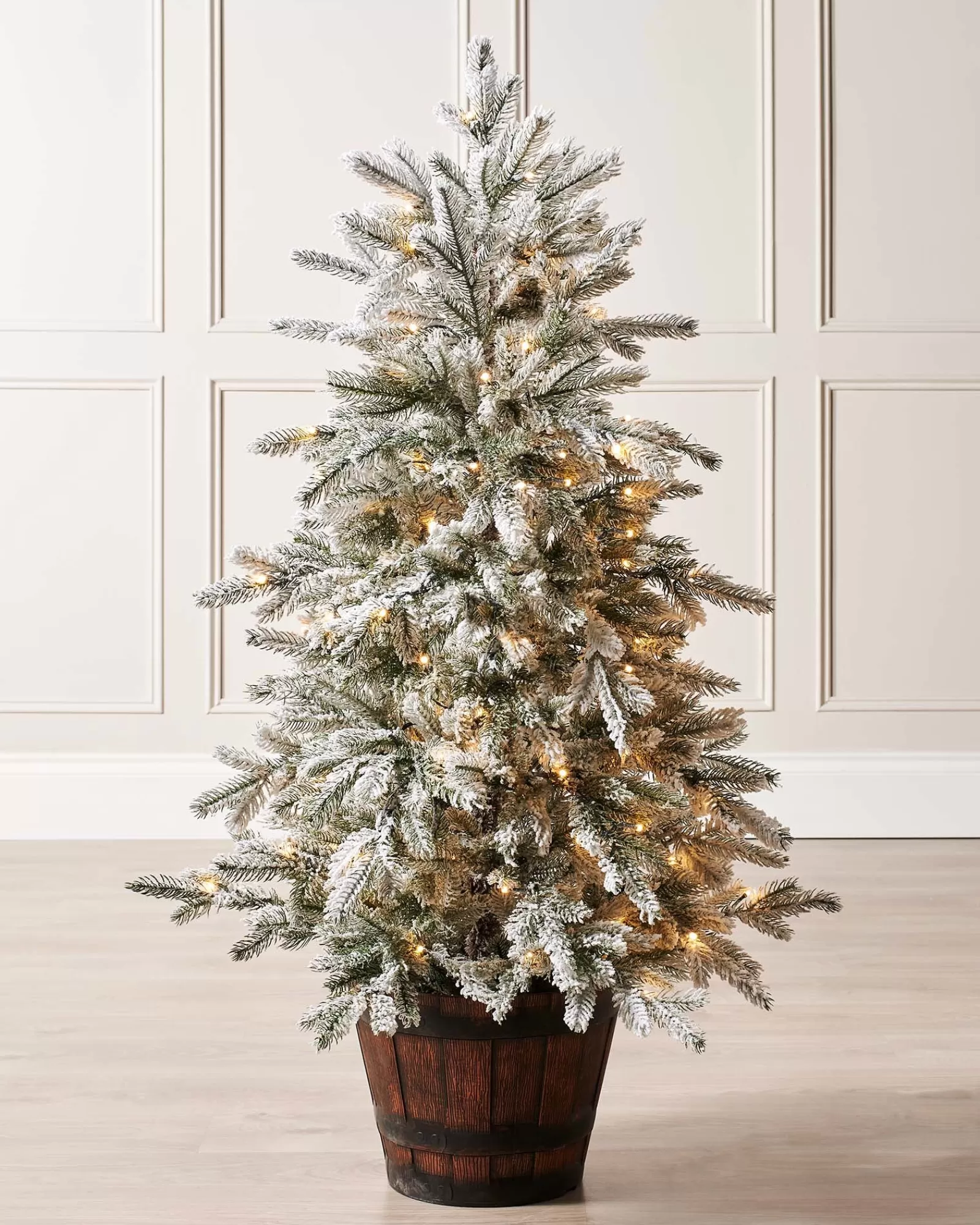 WeRChristmas Budget Christmas Trees | Potted Christmas Trees^Pre-Lit Snow Flocked Potted Christmas Tree, 4 Ft