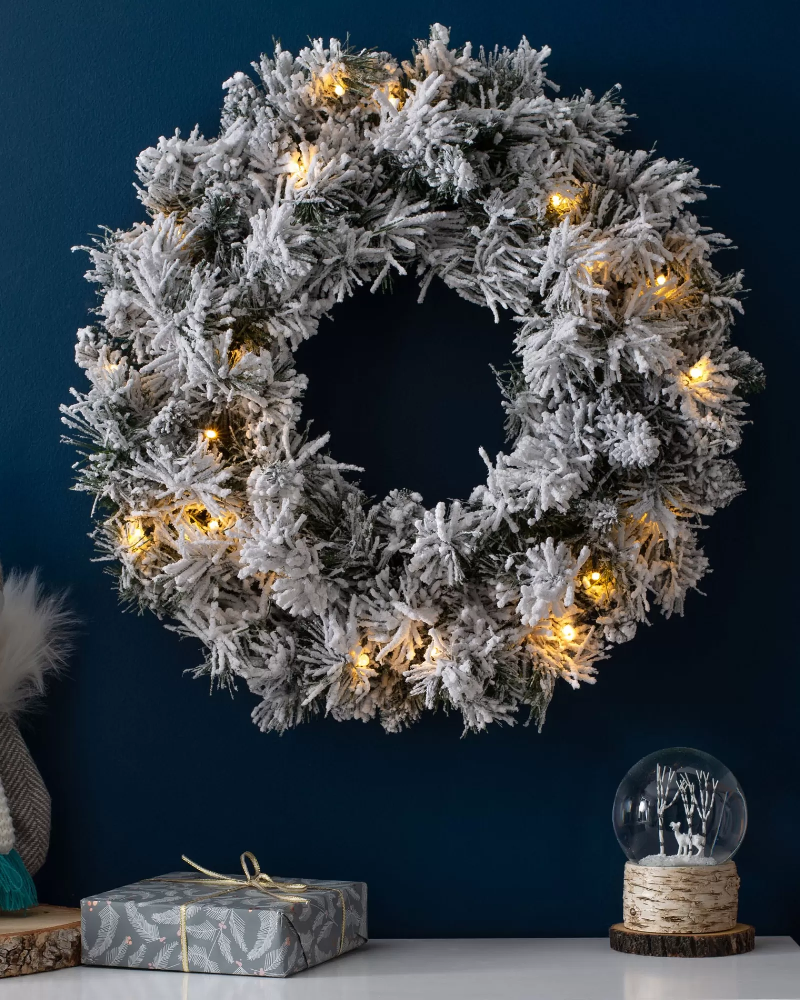 WeRChristmas Plain Wreaths | Pre Lit Wreaths^Pre-Lit Snow Flocked Spruce Wreath, 60 Cm