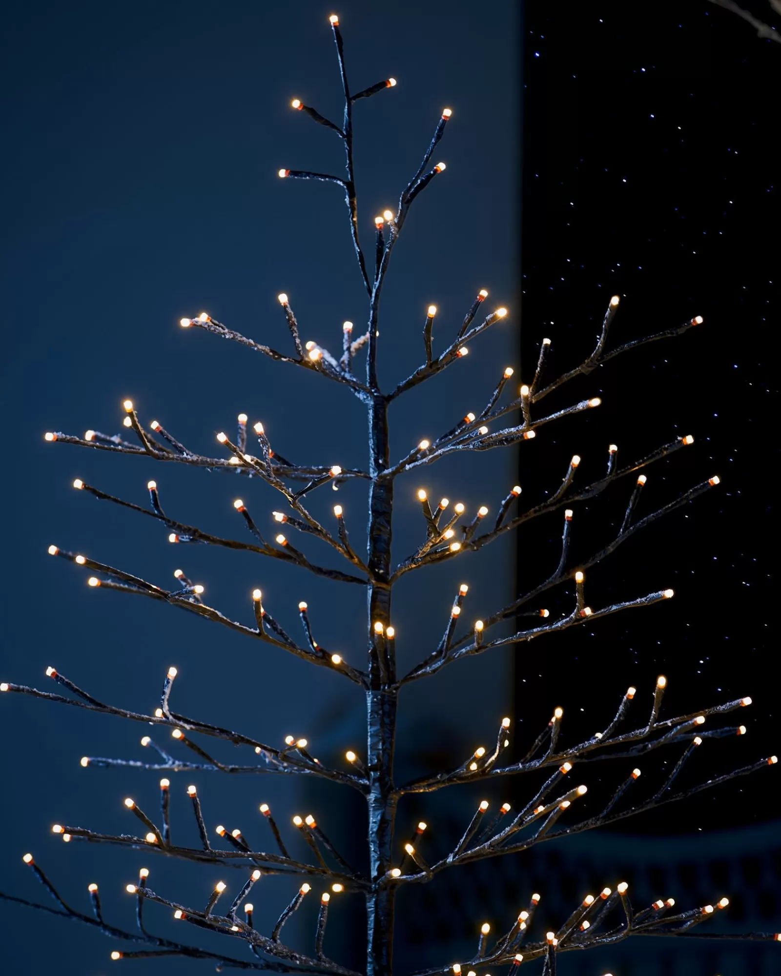 WeRChristmas Tree Silhouettes | Budget Christmas Trees^Pre-Lit Snow Flocked Twig Tree, 4 Ft