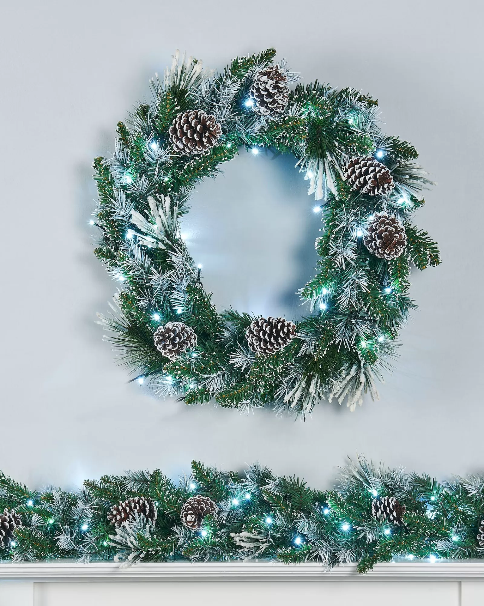 WeRChristmas Decorated Wreaths^Pre-Lit Snow Flocked Wreath, Pinecones, 60 Cm