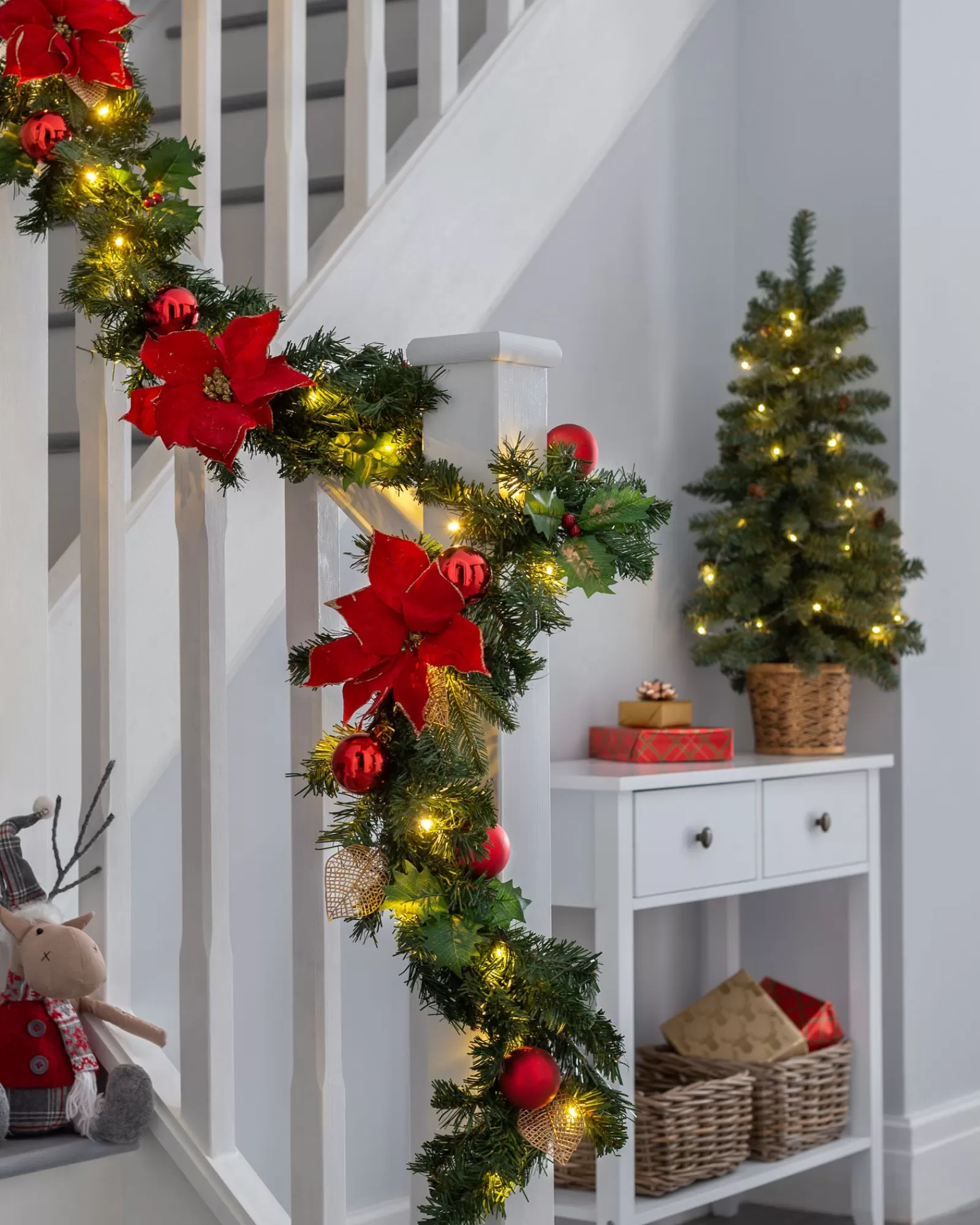 WeRChristmas Decorated Garlands | Pre Lit Garlands^Pre-Lit Warm White Decorated Garland, Red/Gold, 9 Ft