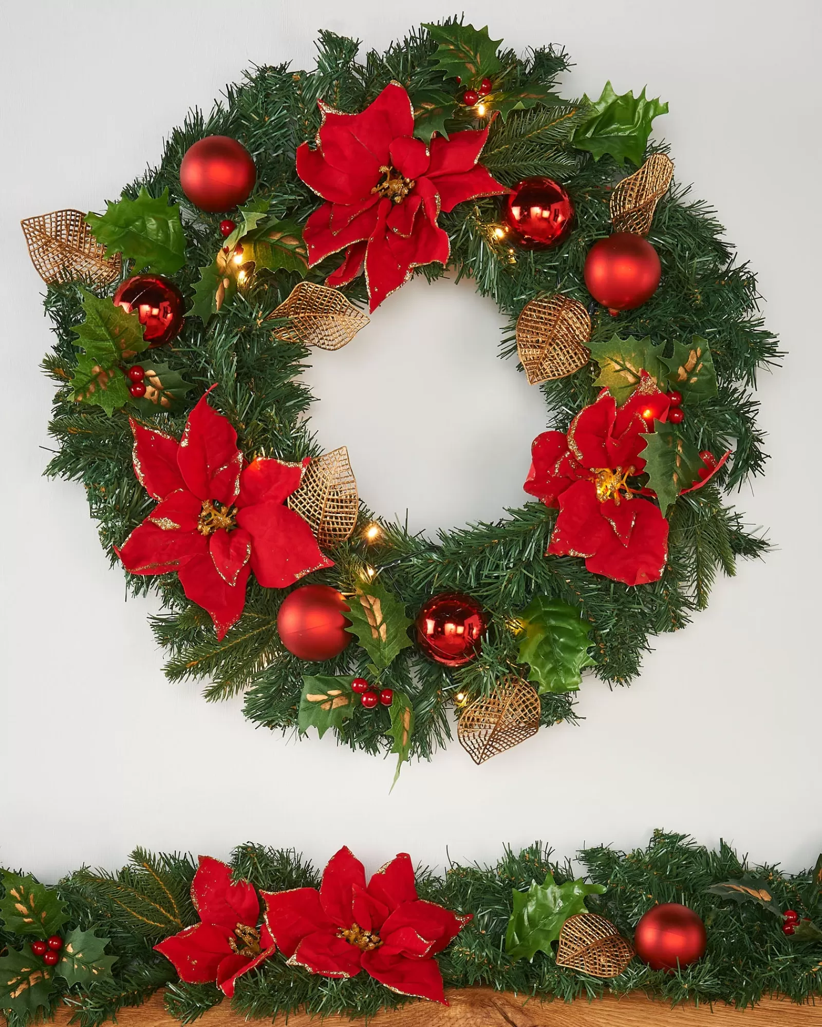 WeRChristmas Decorated Wreaths | Pre Lit Wreaths^Pre-Lit Warm White Decorated Wreath, Red/Gold, 60 Cm