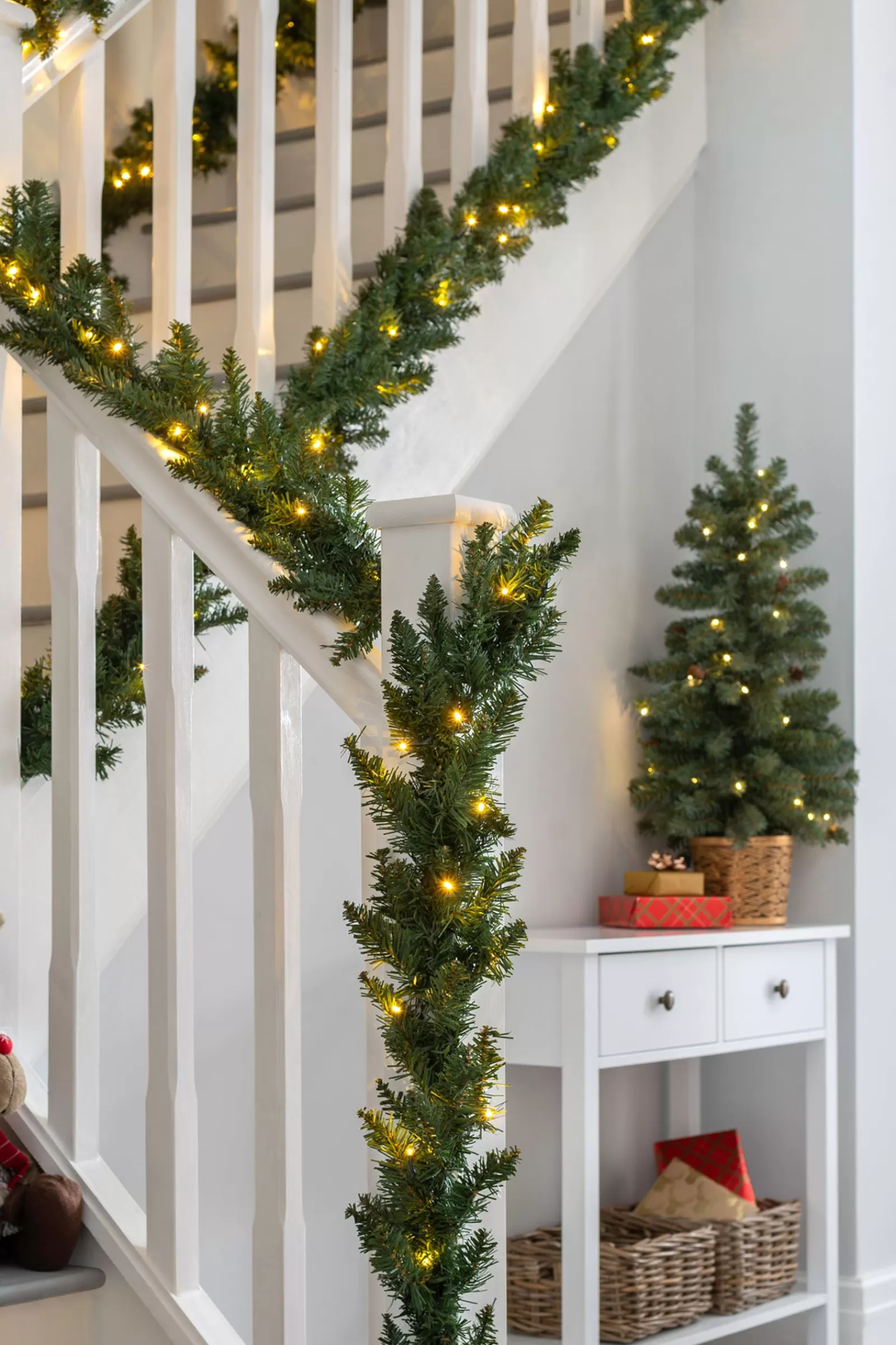 WeRChristmas Plain Garlands | Pre Lit Garlands^Pre-Lit Warm White LEDs Garland, 9 Ft