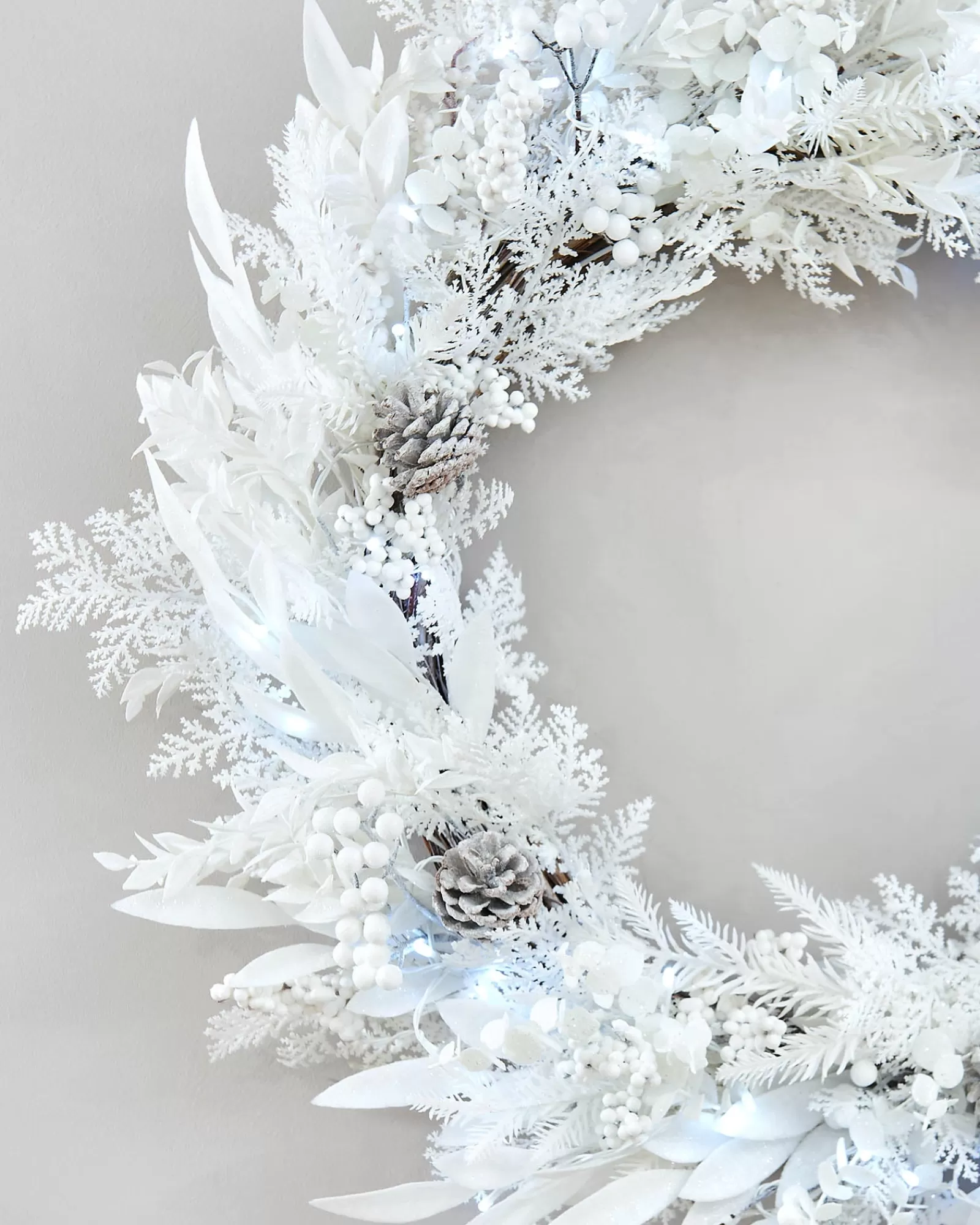 WeRChristmas Decorated Wreaths | Pre Lit Wreaths^Pre-Lit White Wreath, 76 Cm