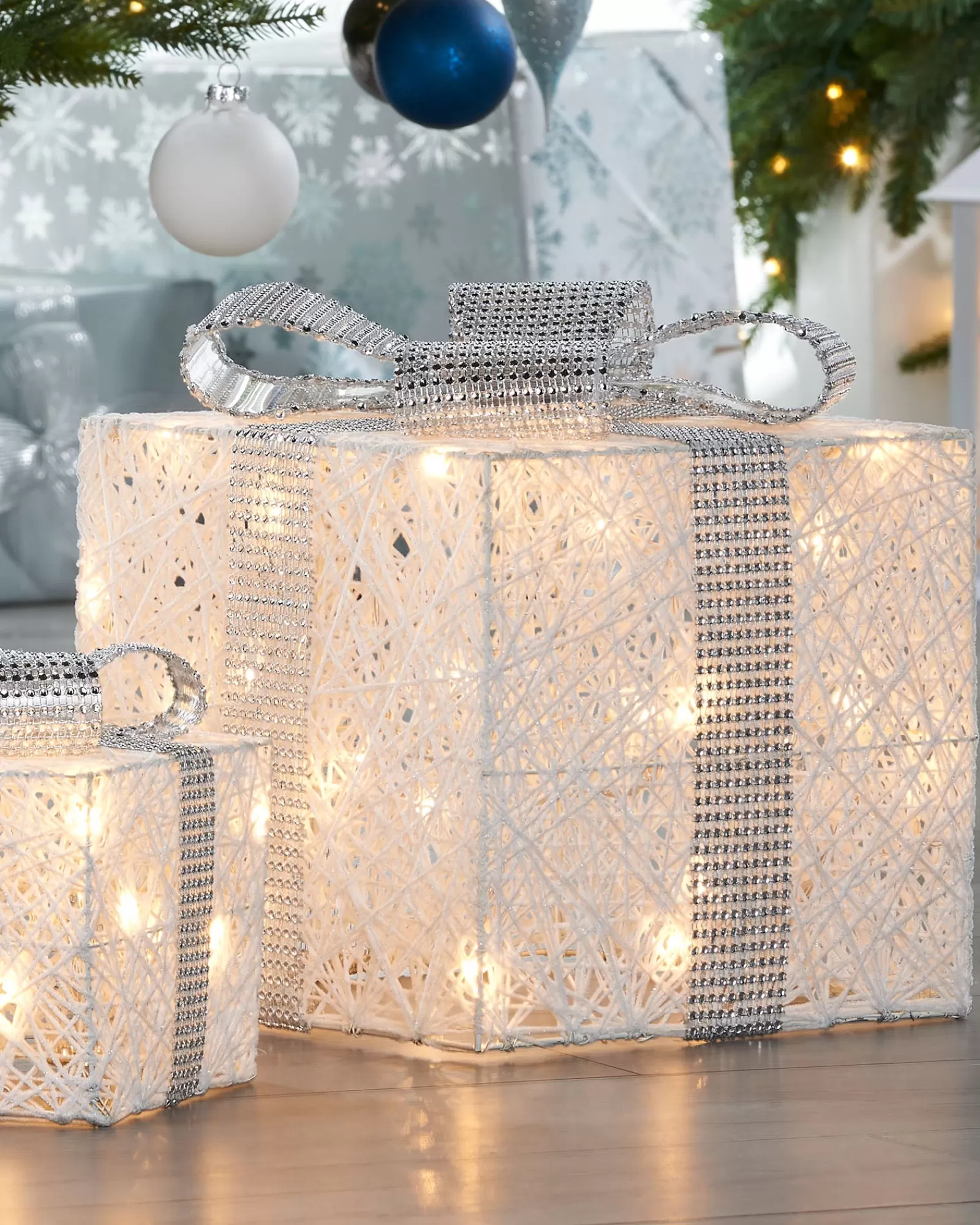 WeRChristmas Table Decorations^Set Of 3 Pre-Lit Gift Boxes, White, 25 Cm