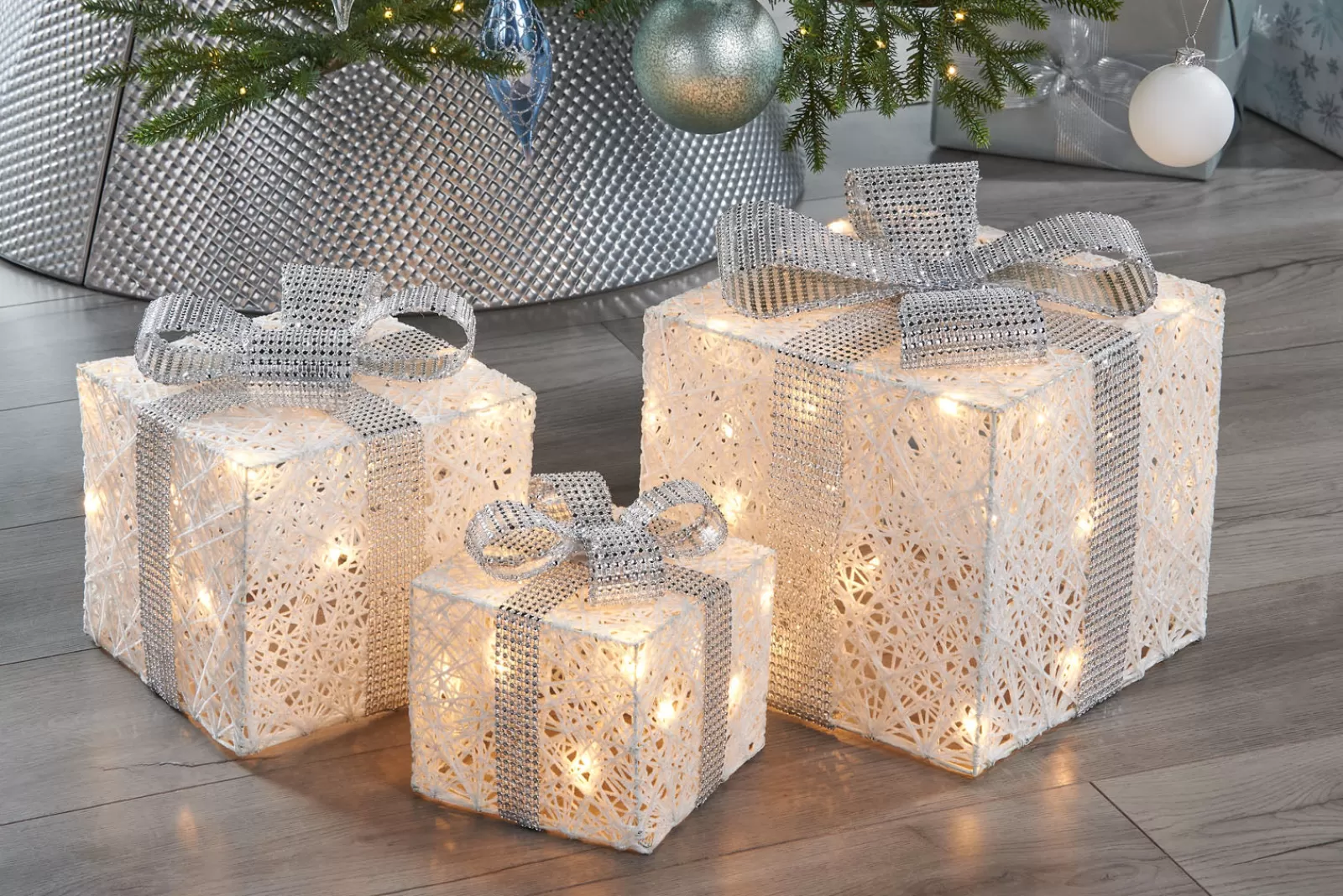 WeRChristmas Table Decorations^Set Of 3 Pre-Lit Gift Boxes, White, 25 Cm