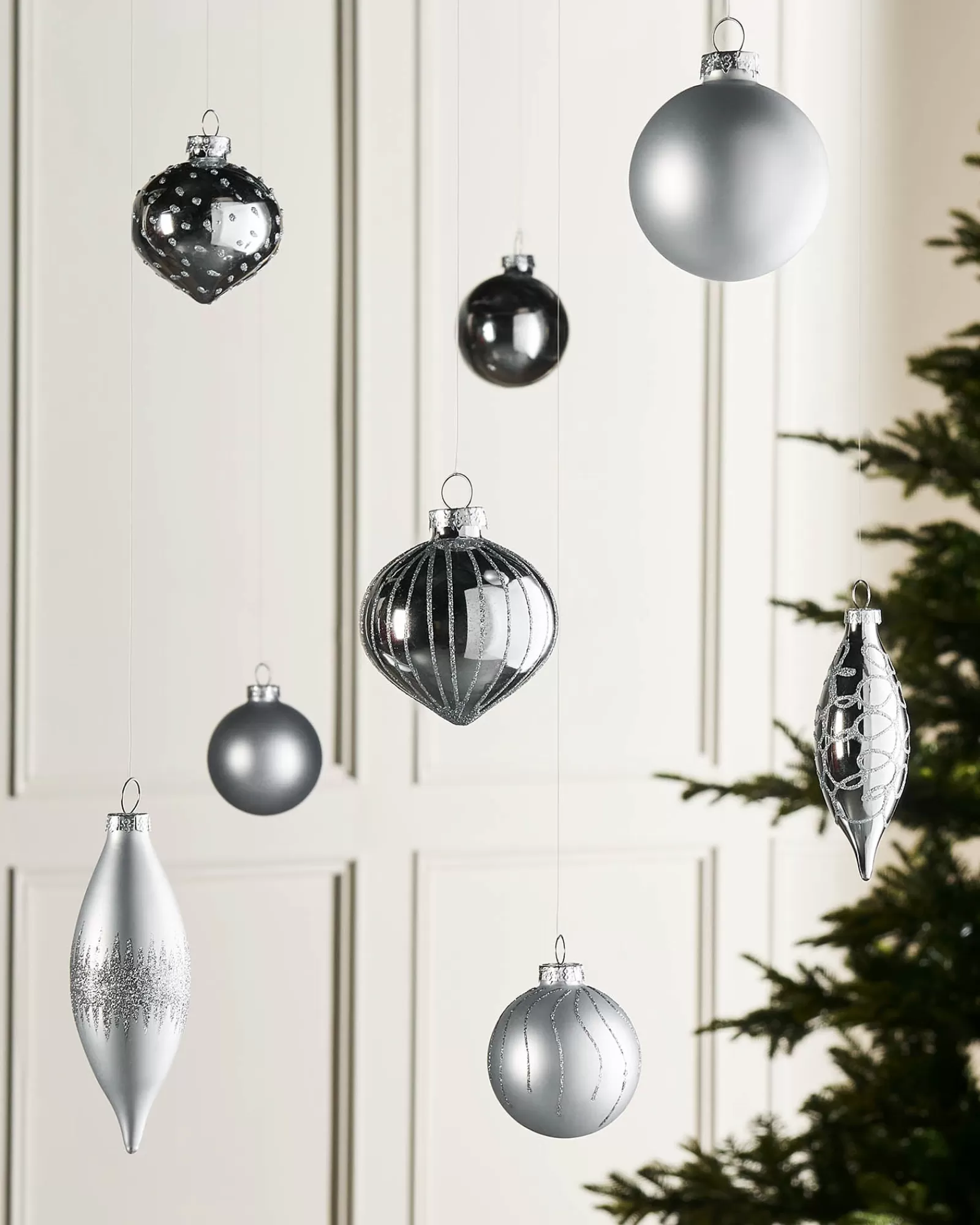 WeRChristmas Glass Baubles^Silver Glass Baubles, 20 Pack