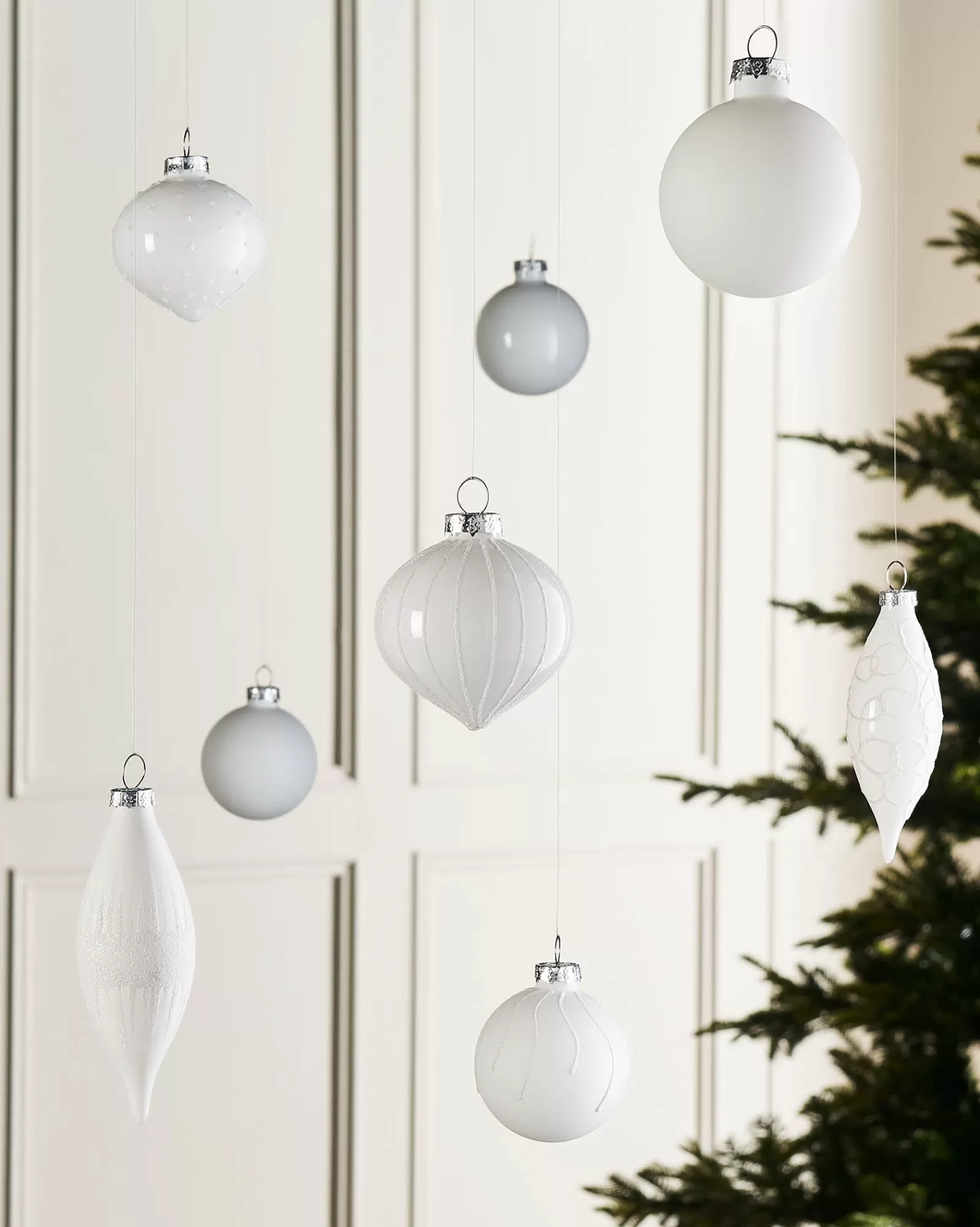 WeRChristmas Glass Baubles^White Glass Baubles, 20 Pack