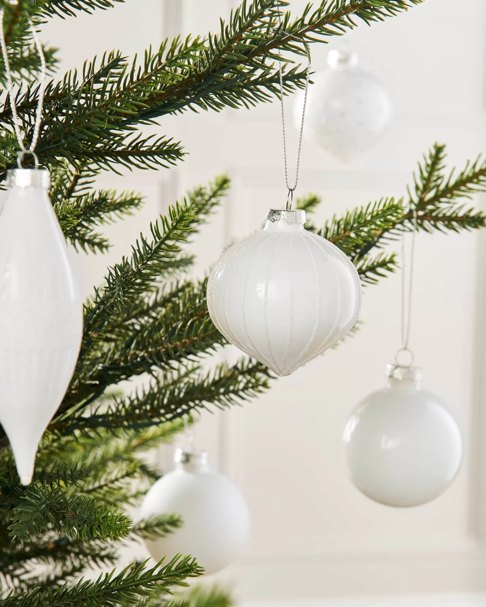 WeRChristmas Glass Baubles^White Glass Baubles, 20 Pack