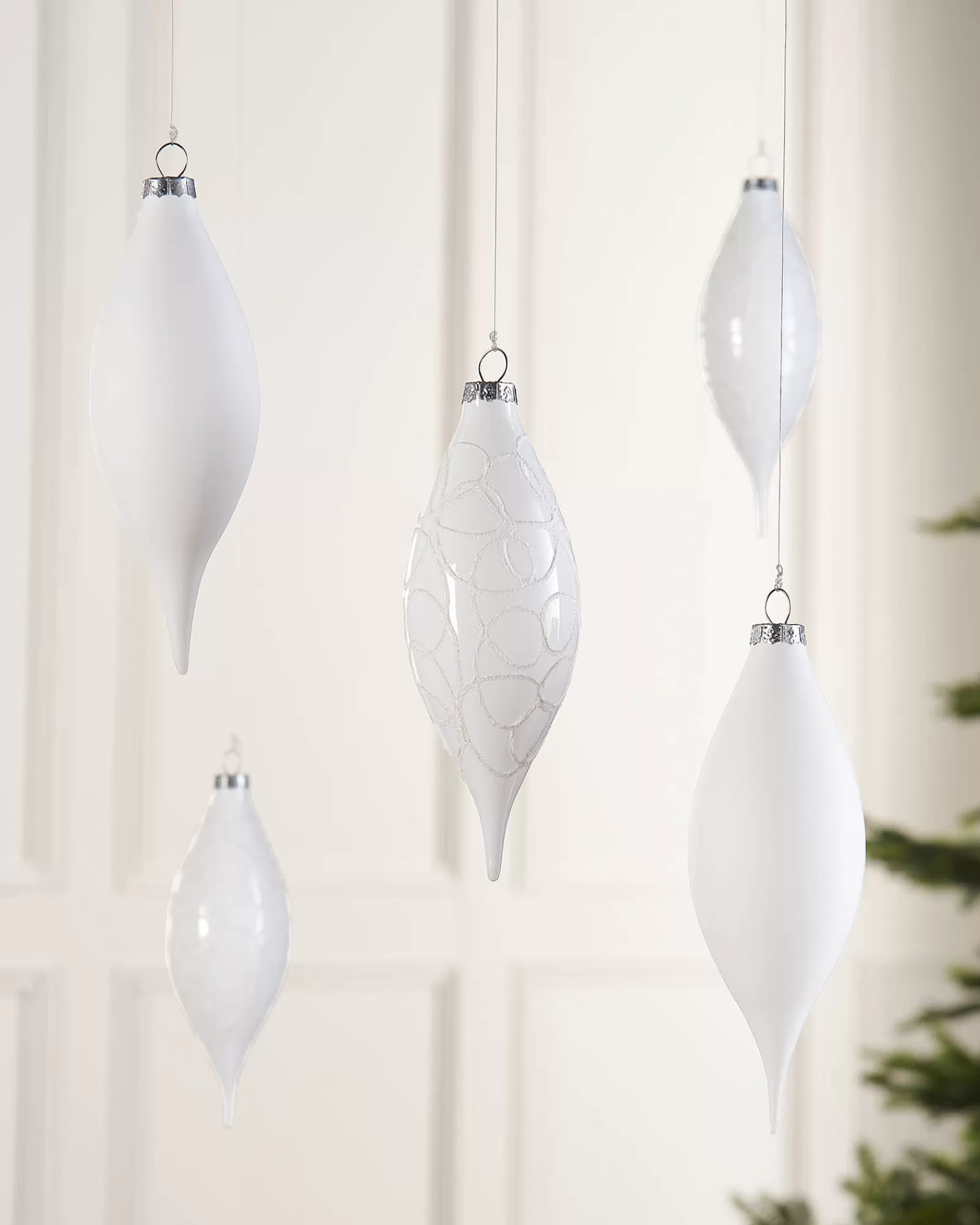 WeRChristmas Glass Baubles^White Glass Baubles, 5 Pack, 15 Cm