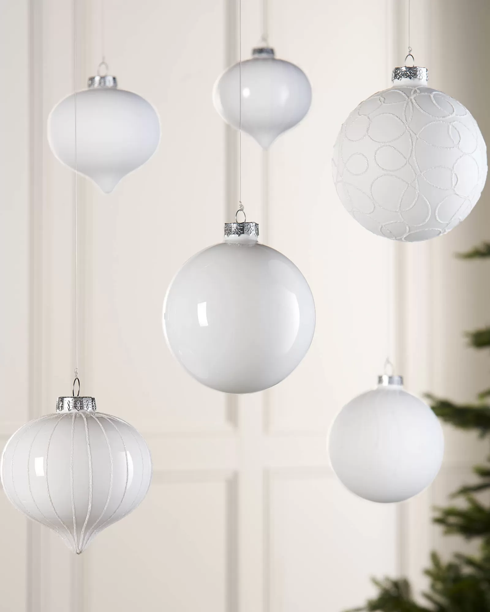 WeRChristmas Glass Baubles^White Glass Baubles, 6 Pack, 10 Cm