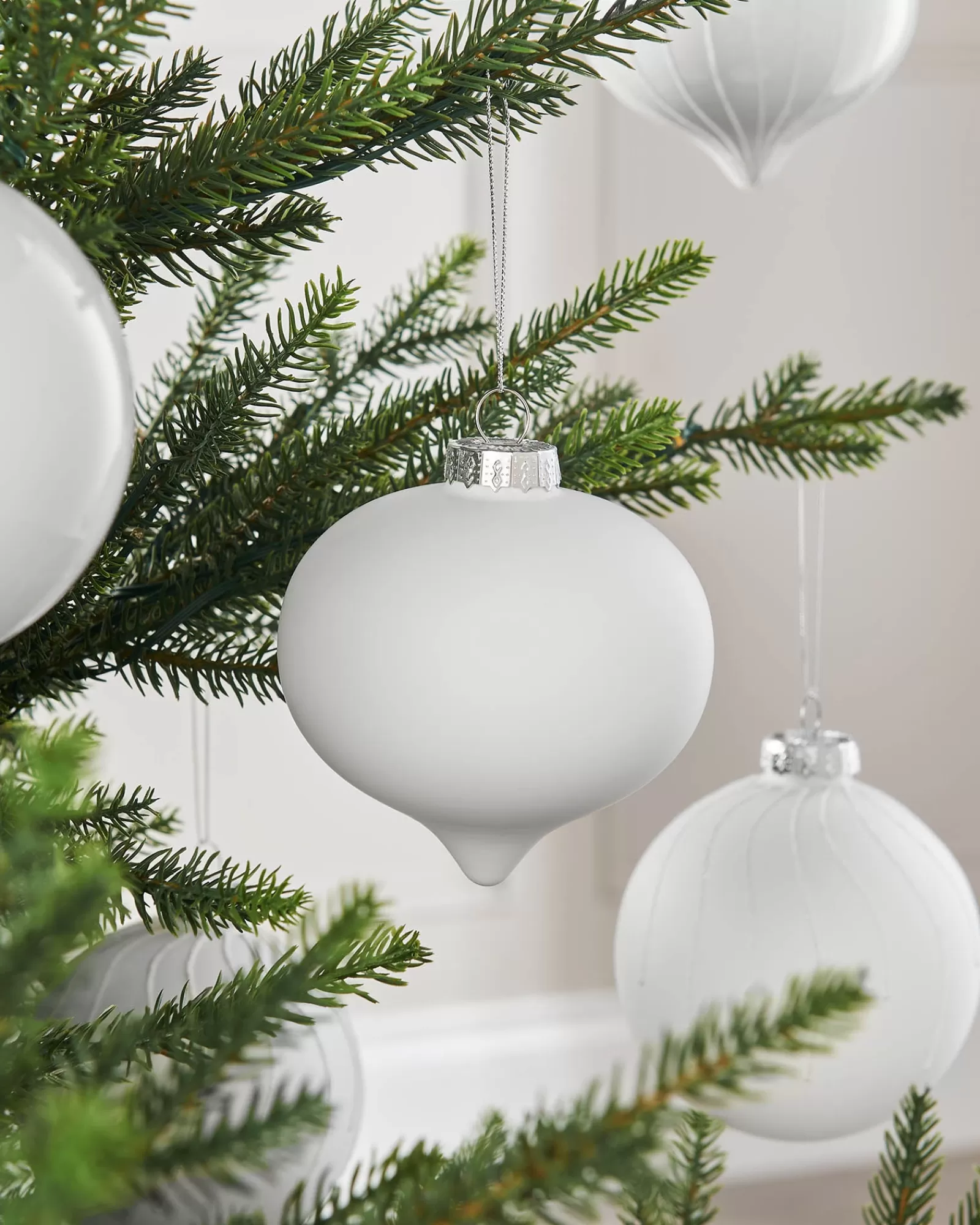 WeRChristmas Glass Baubles^White Glass Baubles, 6 Pack, 10 Cm