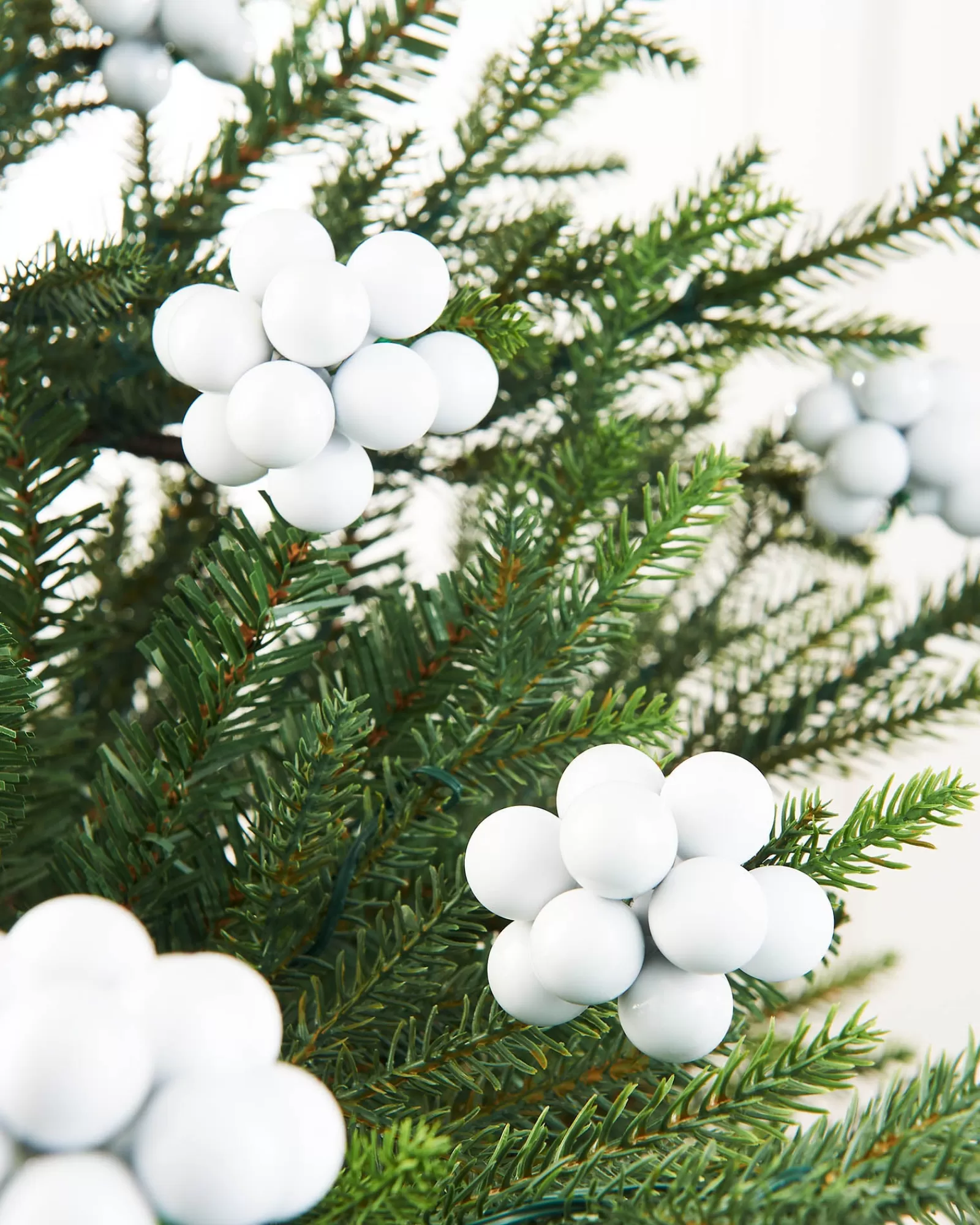 WeRChristmas Glass Baubles^White Glass Berry Cluster Baubles, 10 Pack