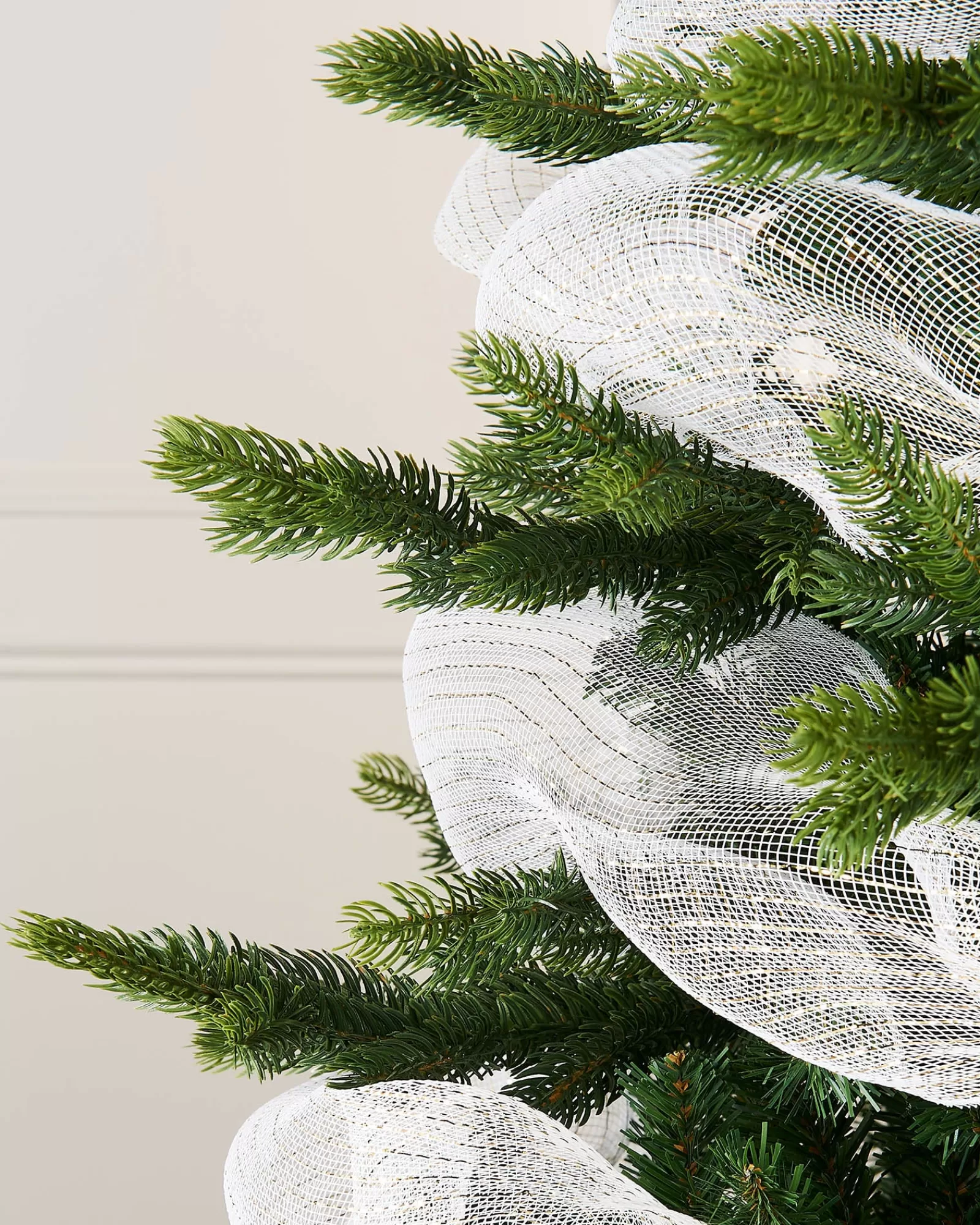 WeRChristmas Deco Mesh^White Mesh With Pale Gold Foil, 9 M