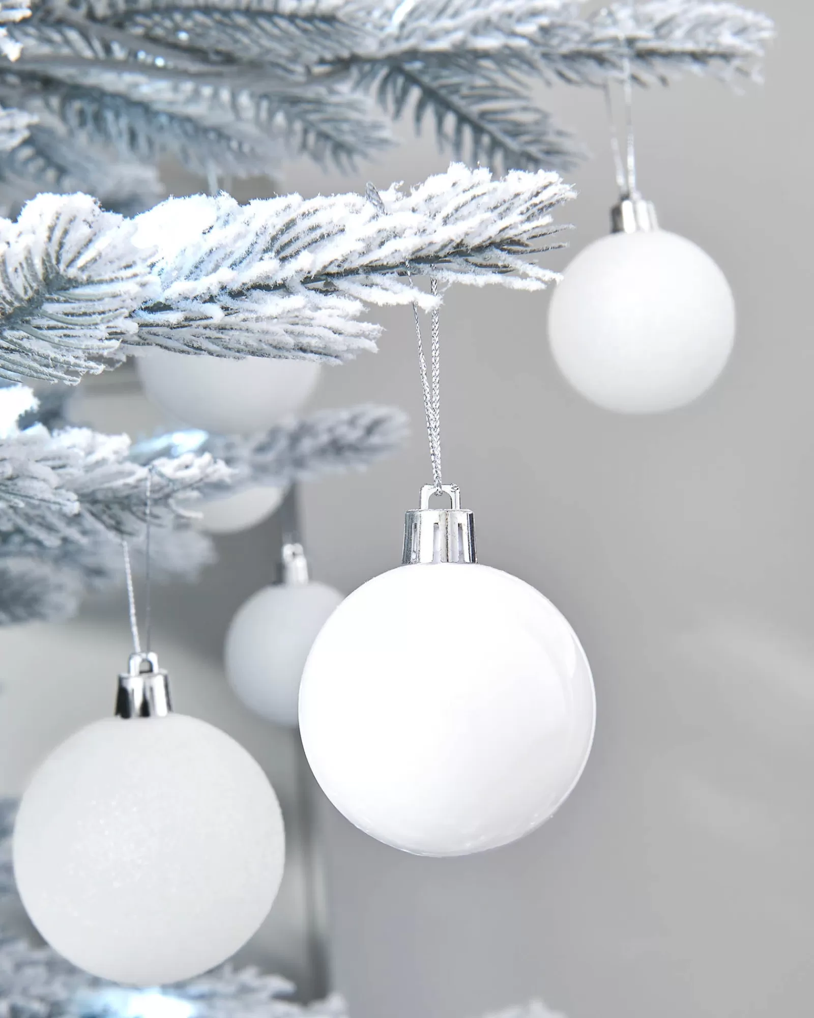 WeRChristmas Shatterproof Baubles^White Shatterproof Bauble, 50 Pack