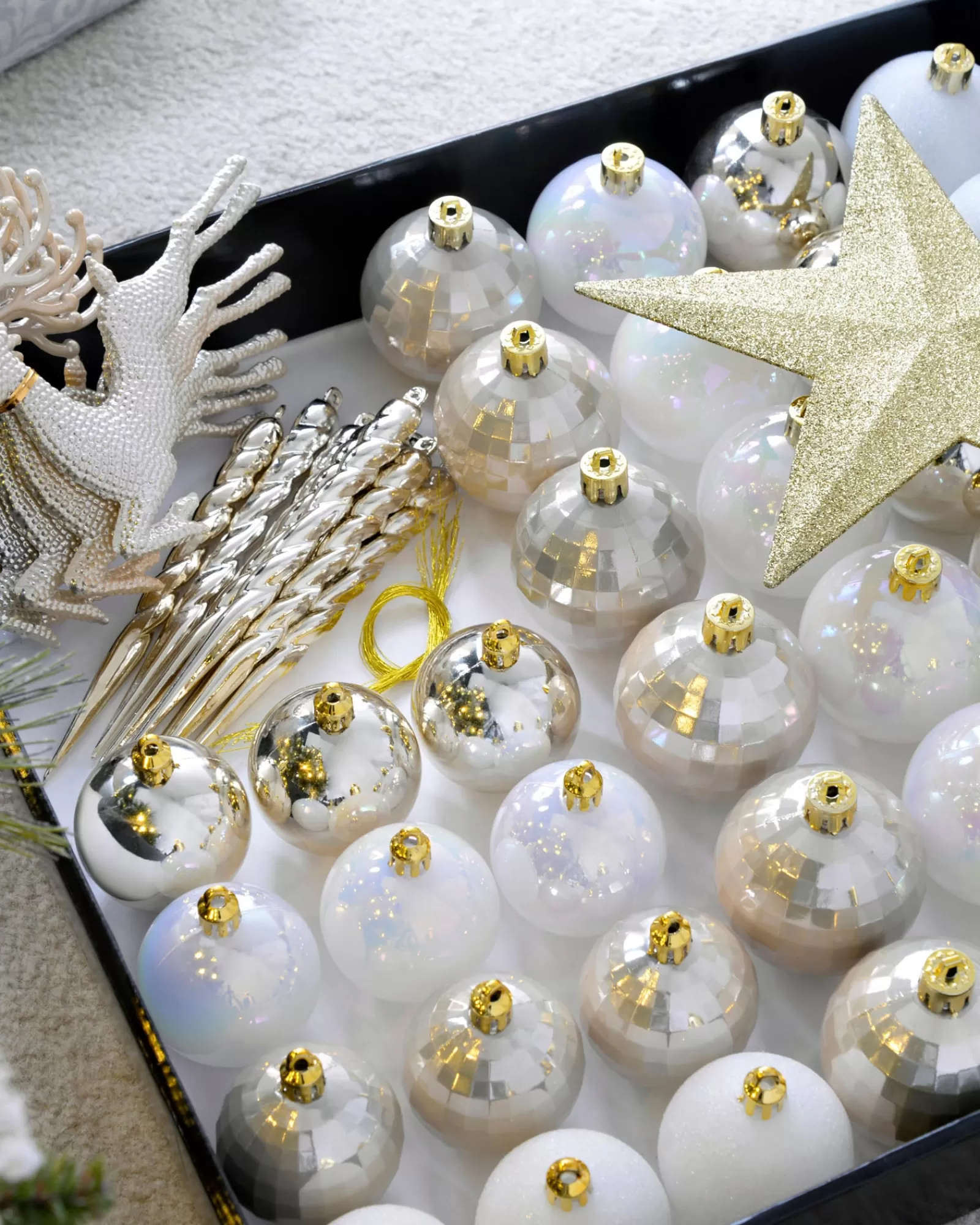 WeRChristmas Shatterproof Baubles^White/Gold Shatterproof Baubles Set, 50 Pack